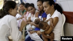 巴西城市李斯腓一名婦女和她患有小頭症的嬰兒在醫院等候檢測是否戴有寨卡病毒。