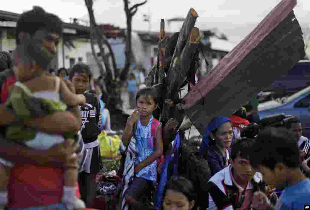 21일 필리핀 타클로반시의 태풍 피해 생존자들이 공항에서 수송용 군용기를 기다리고 있다.