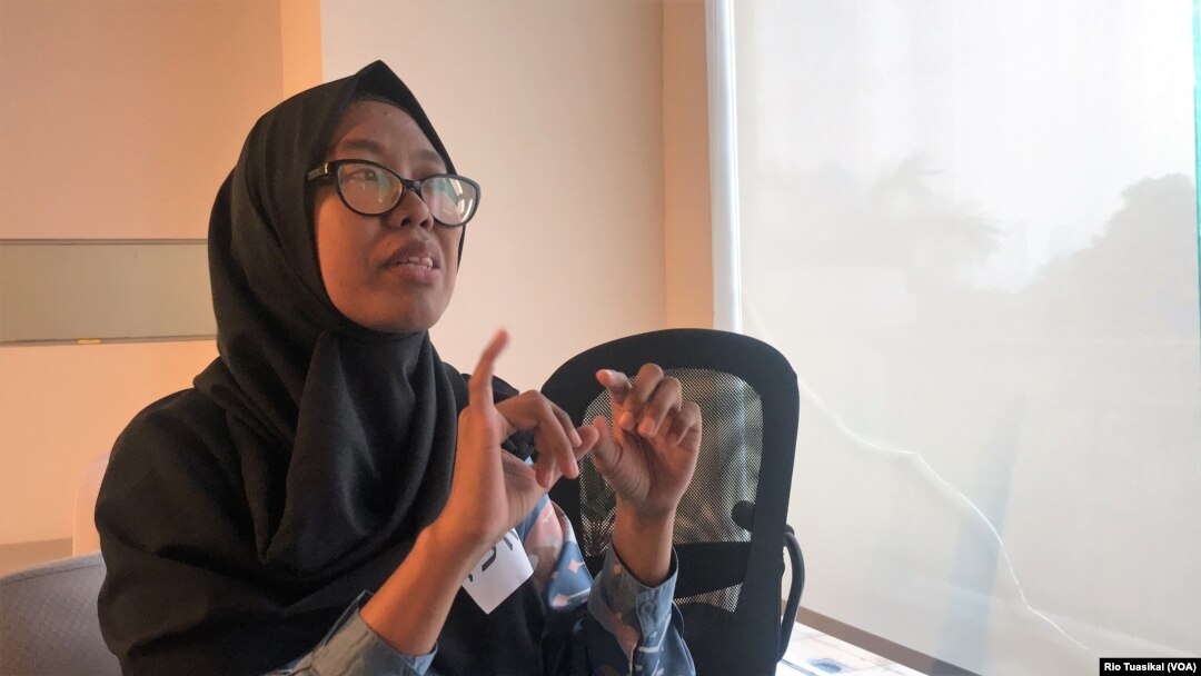 Isro Ayu Permata Sari dari Gerakan untuk Kesejahteraan Tunarungu Indonesia (Gerkatin) Kepemudaan berbicara kepada VOA, Sabtu, 22 Juni 2019. (Foto: Rio Tuasikal/VOA)