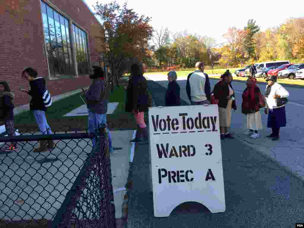 Assembleia de voto em Brockton, Massachusetts no dia de eleições nos Estados Unidos