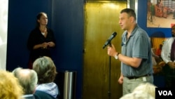 A question being asked at a panel discussion on the Srebrenica massacre in Washington hosted by VOA, July 8, 2015.