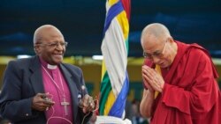 Desmon Tutu (kiri) bersama Dalai Lama dalam sebuah kesempatan di India pada 23 April 2015. (Foto: AP)