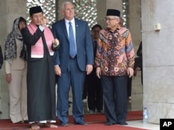 U.S. Vice President Mike Pence (center) is given a tour by the Grand Imam of Istiqlal Mosque Nasaruddin Umar (left) and the Chairman of the mosque Muhammad Muzammil Basyuni (right) during his visit to the largest mosque in Southeast Asia, in Jakarta, Indonesia, April 20, 2017.