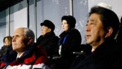 En la foto se observa a Kim Yo Jong detrás del vicepresidente estadounidense, Mike Pence, y el primer ministro de Japón, Shinzo Abe, durante las Olimpiadas de Invierno en Corea del Sur en 2018.