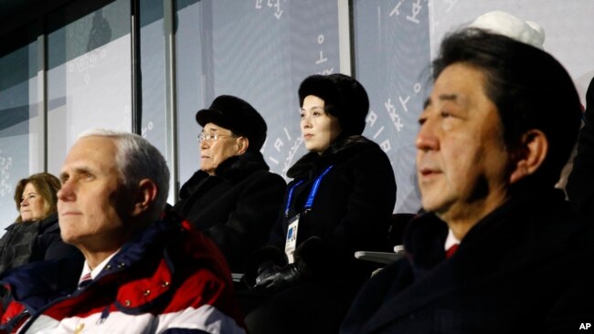 En la foto se observa a Kim Yo Jong detrás del vicepresidente estadounidense, Mike Pence, y el primer ministro de Japón, Shinzo Abe, durante las Olimpiadas de Invierno en Corea del Sur en 2018.