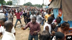 Manifestants guinéens fuyant les forces de sécurité au stade de Conakry le 28 septembre 2009.