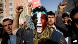 FILE - A Houthi Shi'ite rebel with Yemen's flag painted on his face chants slogans during a rally in the capital, Sana'a, Feb 27, 2015.