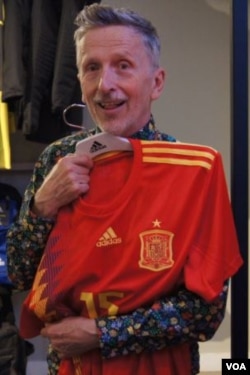 Simon Doonan, author of 'Soccer Style,' displays Spain's World Cup jersey, with its asymmetrical stripes on the front. (A. Phillips/VOA)