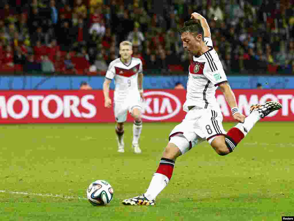 Pemain Jerman Mesut Ozil memberikan angka di perpanjangan waktu melawan Aljazair di stadion Beira Rio di Porto Alegre, 30 Juni 2014.