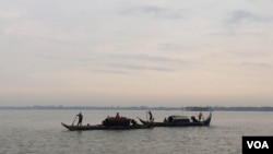 Cambodian fishermen fishing in Chaktomuk river, Cambodia.