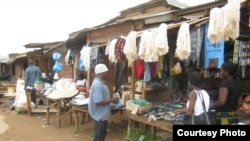 Traders and buyers at the main market in the city of Mzuzu, Malawi (C. Gondwe) 