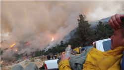 Beristirahat sejenak di tanah gunung yang curam, sebelum kembali bertugas (dok: Yulfiano)