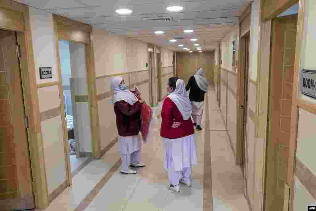 کراچی کے نجی اسپتالوں کے عملے کو بھی ماسک سمیت دیگر حفاظتی اقدامات کرنے کی ہدایات جاری کی گئی ہیں۔