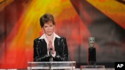 Mary Tyler Moore acepta el Premio al Logro de Toda una Vida del Sindicato de Actores de Hollywood, el 29 de enero de 2012 en Los Angeles.