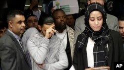 Ali Hassan, centro, junto a su esposa Shaima Swileh, derecha, a su llegada al aeropuerto en San Francisco, el pasado 19 de diciembre para poder ver a su hijo gravemente enfermo en el hospital. 