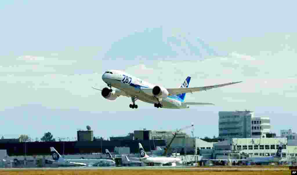 The first scheduled Boeing 787 airplane to depart from Seattle-Tacoma International Airport, takes off October 2, 2012 in Seattle.