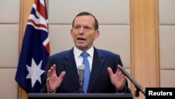 Thủ tướng Úc Tony Abbott phát biểu trong cuộc họp báo ở Bắc Kinh, Trung Quốc, ngày 12 tháng 4, 2014. Ông nói việc tìm kiếm hộp đen ở 5 km dưới mặt nước biển và xa bờ 1000 km là một công tác đầy thử thách.