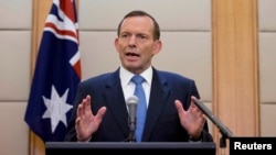 토니 애벗 호주 총리가 지난 12일 기자회견에서 말레이시아 실종기 수색 상황에 관해 설명하고 있다.