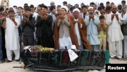 지난 24일 아프가니스탄 카불에서 주민들이 자살폭탄공격 희생자의 장례를 치르고 있다. (자료사진)