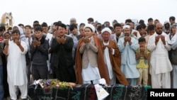 Des Afghans prient lors de funérailles d'une des victimes de l'attentat suicide à Kaboul, Afghanistan, le 24 juillet 2016.