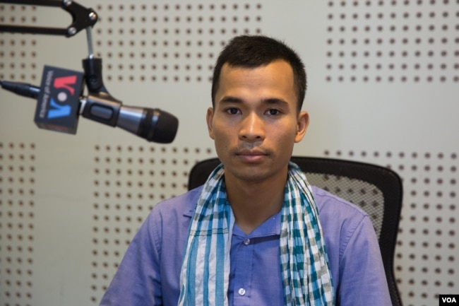 លោក ហង្ស វិទូ​ ប្រធាន​ក្រុម​អ្នក​វិភាគ​វ័យក្មេង​ នៅក្នុង​ស្ទូឌីយូ​ VOA​ ក្នុង​រាជធានី​ភ្នំពេញ​ កាល​ពី​ថ្ងៃ​ទី​ ២១​ ខែ​មីនា​ ឆ្នាំ​២០១៧។ (ហ៊ាន សុជាតា/VOA)