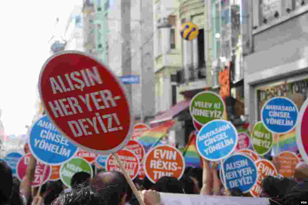 İstanbullu eşcinseller, İstiklal Caddesi’ni gökkuşağı rengine bürüdü, Pazar günü akşam üstü. 20. LGBT (Lezbiyen-Gey-Biseksüel-Trans) Onur Haftası’nın kapanışında yeniden sokaklara çıkan eşcin