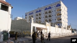 Des soldats somaliens déployés devant l'Hôtel Jazeera à Mogadiscio, Somalie, 2 janvier 2014.