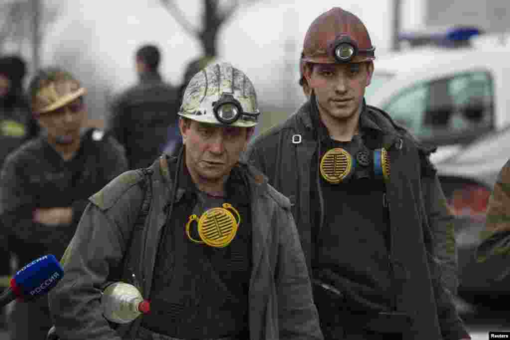 Miners arrive to help with the rescue effort at the Zasyadko coal mine in Donetsk, March 4, 2015.