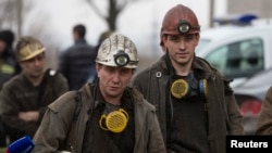 Thợ mỏ đến hiện trường để giúp làm công tác cứu hộ tại mỏ than Zasyadko ở Donetsk, ngày 4/3/2015.