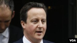 Perdana Menteri Inggris David Cameron sedang mempertimbangkan opsi mempersenjatai pasukan pemberontak Libya.