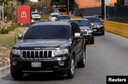 Un grupo de vehículos avanzan por la carretera el jueves 21 de febrero de 2019 tras salir de la casa del presidente interino de Venezuela, Juan Guaidó, en Caracas.