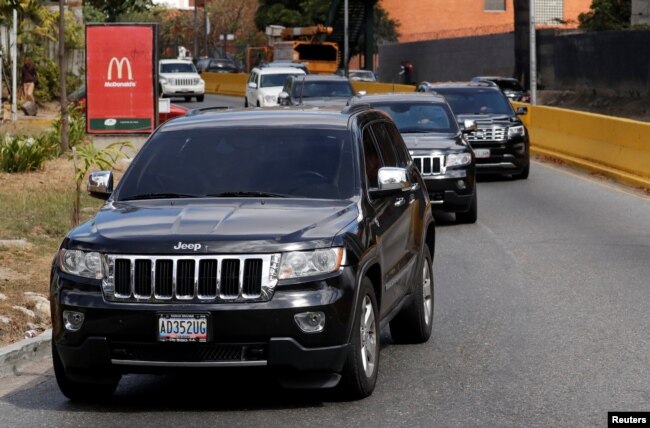 Un grupo de vehículos avanzan por la carretera el jueves 21 de febrero de 2019 tras salir de la casa del presidente interino de Venezuela, Juan Guaidó, en Caracas.