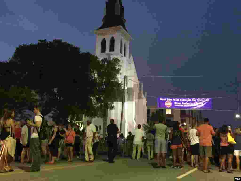 Crowds gather at the Emanuel AME church in Charleston, South Carolina, June 19, 2015. (Amanda Scott/VOA) 