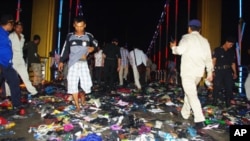 Hundred of shoes from victims left scattered on Diamond Bridge, in what Cambodian Prime Minister calls the country's "worst tragedy" since the Khmer Rouge period.