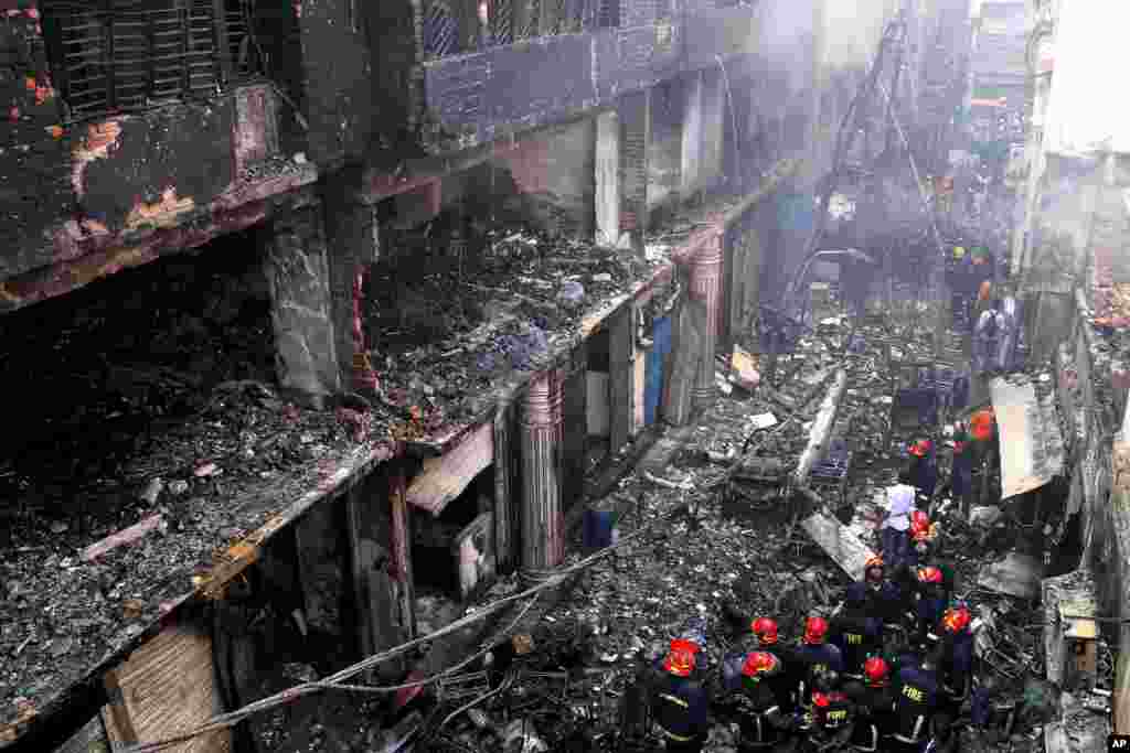 آتش&zwnj;سوزی در یک منطقه قدیمی شهر داکا، پایتخت بنگلادش، تاکنون باعث مرگ دست&zwnj;کم ۸۱ نفر شده و افراد بسیار دیگری نیز مجروح شده اند. 