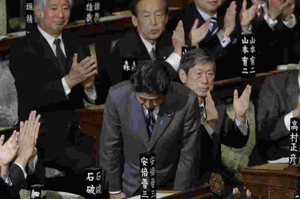 Ông Abe, lãnh tụ đảng Tự do Dân chủ cúi chào sau khi được Quốc hội chỉ định làm Thủ tướng.
