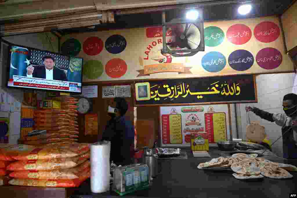 وفاقی دارالحکومت اسلام آباد میں کاروباری مراکز بتدریج کھل رہے ہیں۔ البتہ احتیاطی تدابیر پر بھی سختی سے عمل درآمد کرایا جا رہا ہے۔