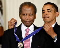 Le président Barack Obama remet la médaille présidentielle de la liberté à Sidney Poitier lors d'une cérémonie à la Maison Blanche à Washington, le 12 août 2009.