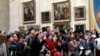 Visitantes del Museo del Louvre, en París, toman fotos de la Mona Lisa de Leonardo Da Vinci, el 3 de diciembre de 2018.