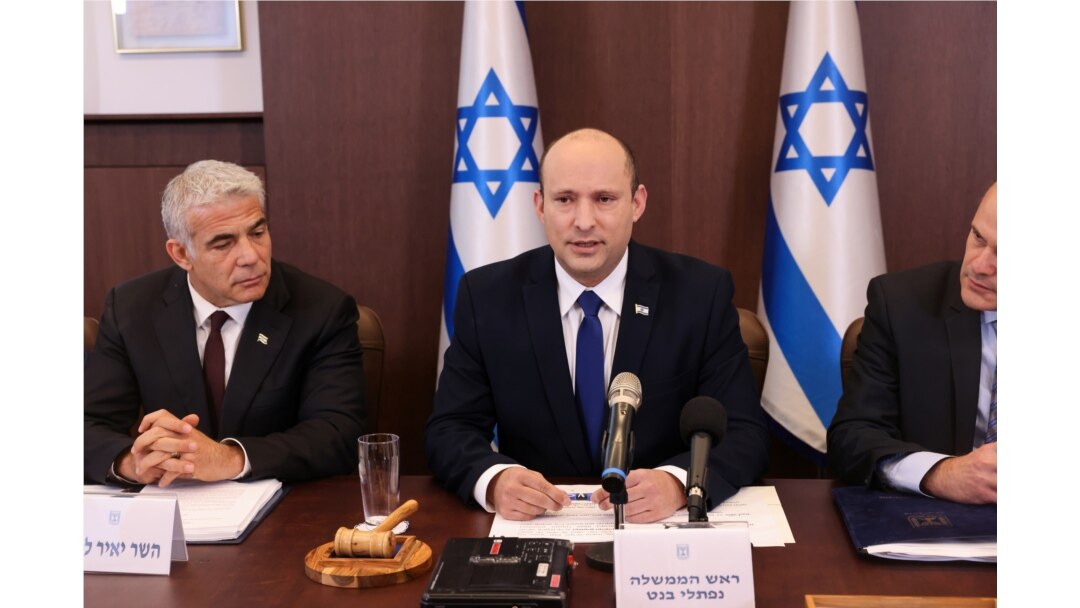 PM baru Israel Naftali Bennett (tengah) saat memimpin rapat kabinet di Yerusalem.