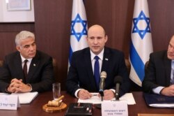 PM baru Israel Naftali Bennett (tengah) saat memimpin rapat kabinet di Yerusalem.