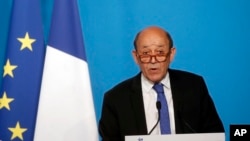 Menteri Luar Negeri Perancis Jean-Yves Le Drian memberikan pernyataan resmi di ruang pers seusai menghadiri pertemuan darurat dengan Presiden Perancis Emmanuel Macron di Istana Elysee, Paris, Perancis, Sabtu, 14 April 2018.