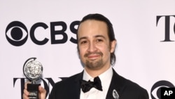 Lin Manuel Miranda con uno de los premios Tony que ganó por su musical "Hamilton".