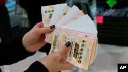 Warga AS berlomba-lomba membeli lotere Powerball dengan hadiah sebesar 450 juta dolar atau sekitar Rp 6,25 Triliun (foto: dok).