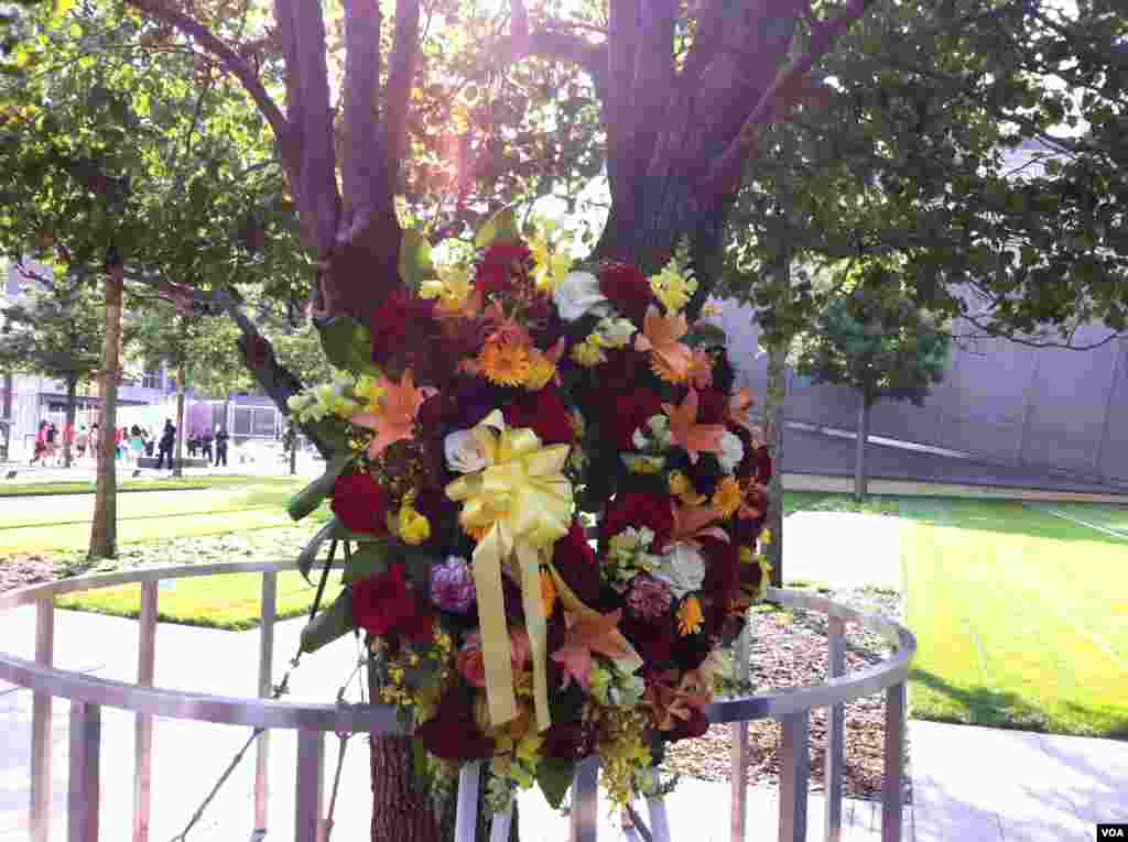 A wreath in memory of the September 11 victims at the 9/11 Memorial site in New York City (Photo: VOA / Sandra Lemaire)