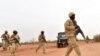 Des soldats burkinabè lors d'un entraînement avec des instructeurs de l'armée autrichienne, près d'Ouagadougo au Burkina Faso, le 13 avril 2018.