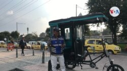 Gabriel es un migrante venezolano que vive de transportar a los pasajeros en su mototaxi. Foto: Karen Sánchez, VOA.