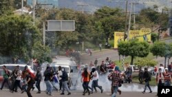 Los pedidos de renuncia del presidente Hernández se produjeron después de que su hermano menor fuera condenado por cargos de tráfico de drogas en Nueva York y los testimonios implicaban al presidente en su empresa de drogas. (Foto AP / Elmer Martínez).