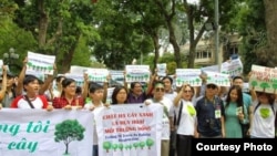 Đoàn biểu tình phản đối chính quyền Hà Nội chặt cây xanh. 