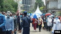 Les électeurs attendent leur tour dans un bureau de vote de Addis Ababa, en Ethiopie, le 21 juin 2021. (VOA)